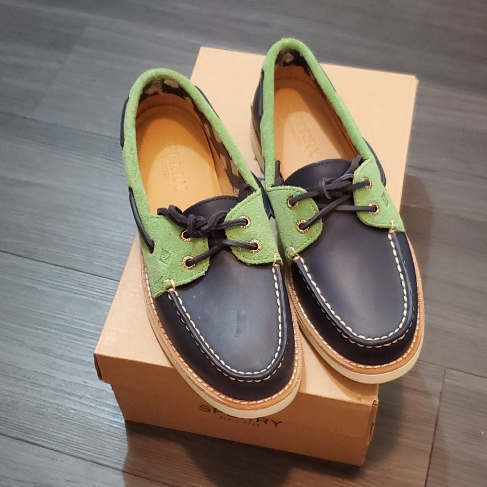 Sperry Premium Navy and Green Leather Tops…